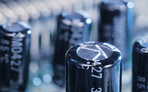 哪些材料會影響超級電容器的性能？